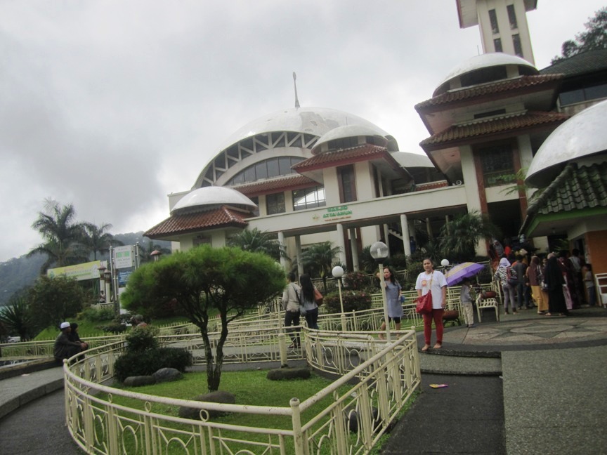 Keagungan Masjid Atta'awun Puncak Bogor