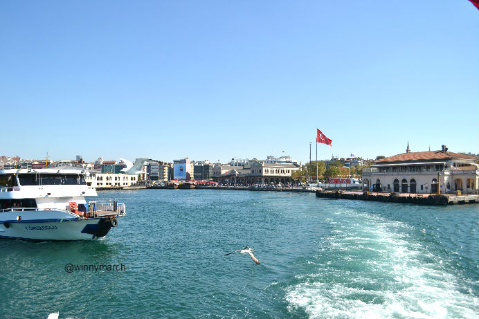 Pengalaman Naik Kapal Melewati Selat Bosphorus