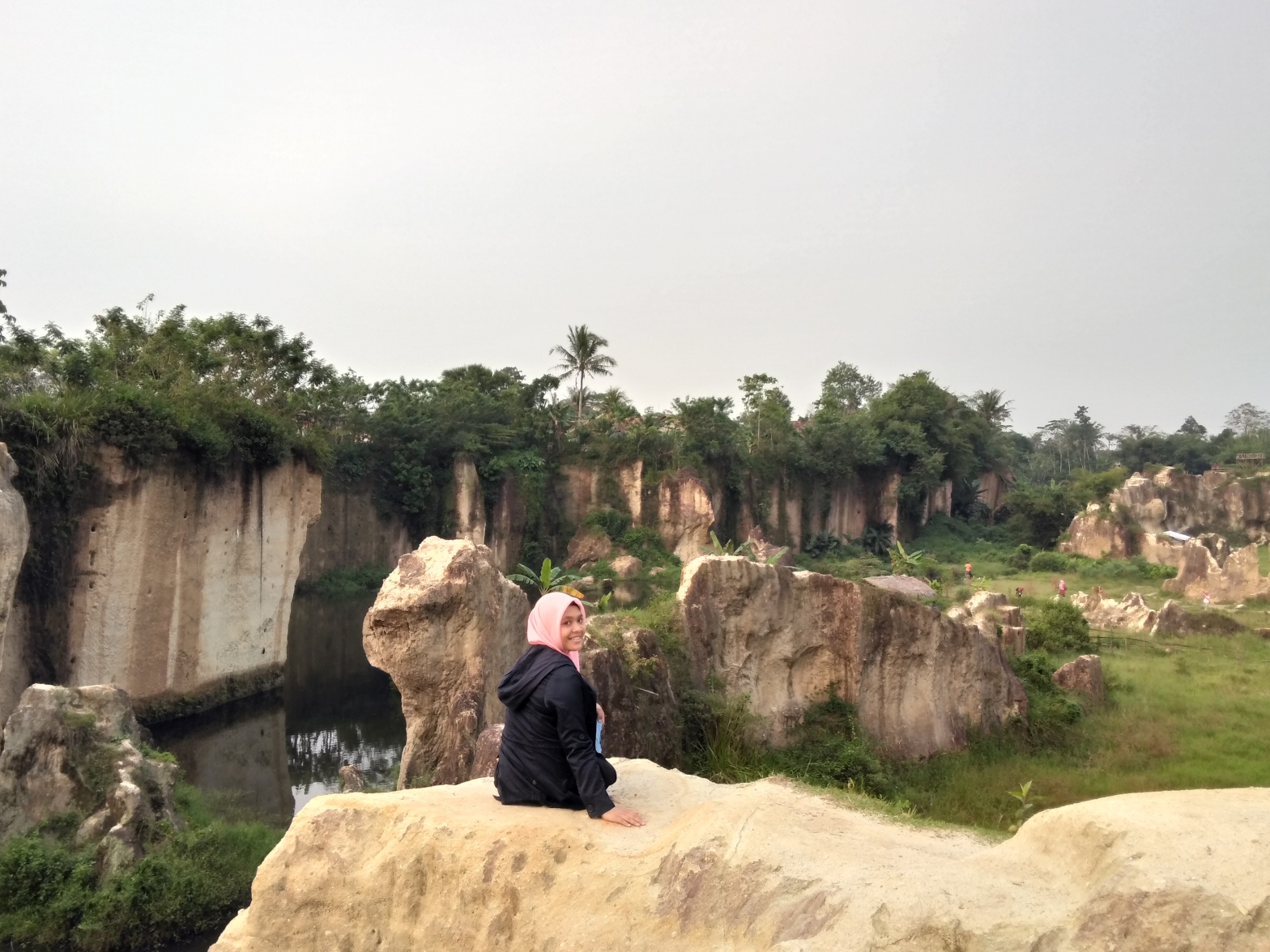 Pengalaman Travelling ke Kandang Godzilla Aka Tebing Koja, Tangerang